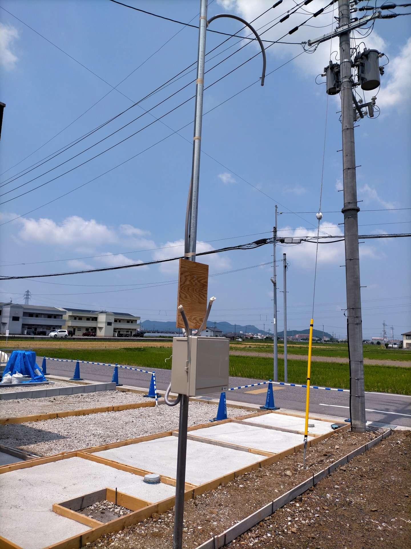 愛知川で新築工事の仮設ポールを建ててきました